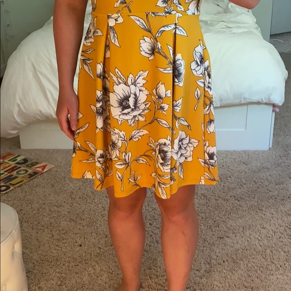 Yellow high necked flowery dress - Picture 3 of 4